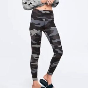 VS PINK Victoria's Secret Ultimate Camo Leggings Grey Like New Size M